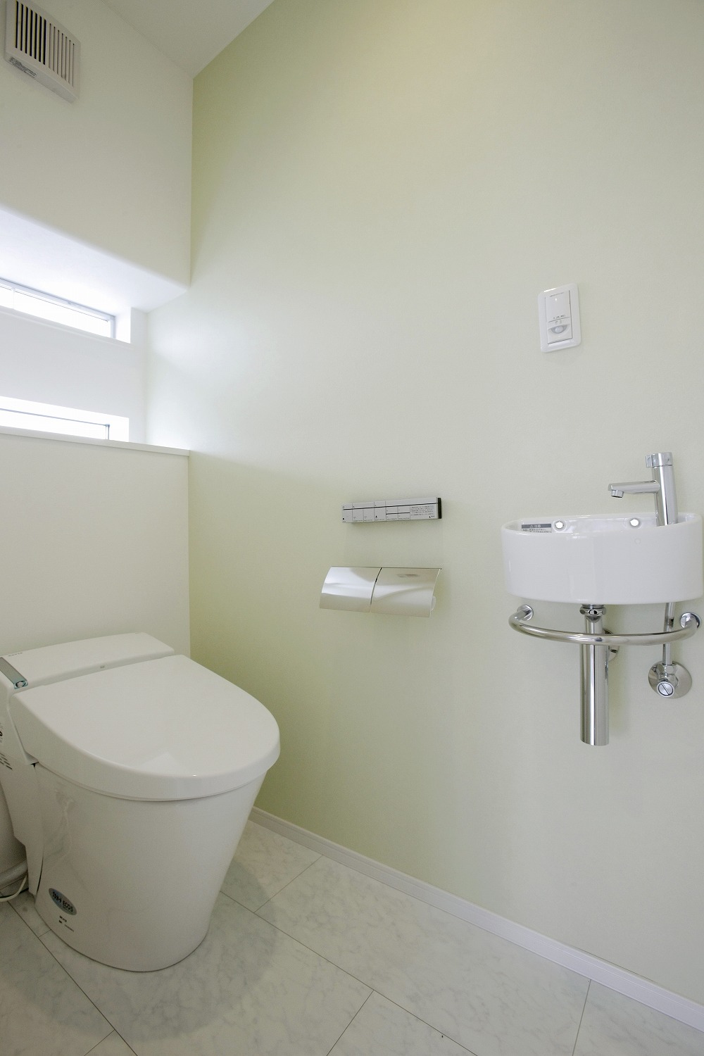 グリーンの壁紙がさわやかなトイレ トイレのリフォーム事例 江戸川区 リフォームo Uccino