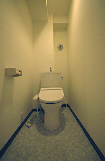 白と黒を基調としたデザイン性の高いトイレ